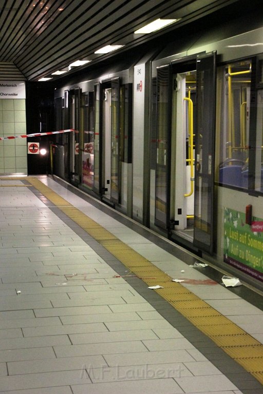Person zwischen Bahn gefallen Koeln Friesenplatz P08.JPG